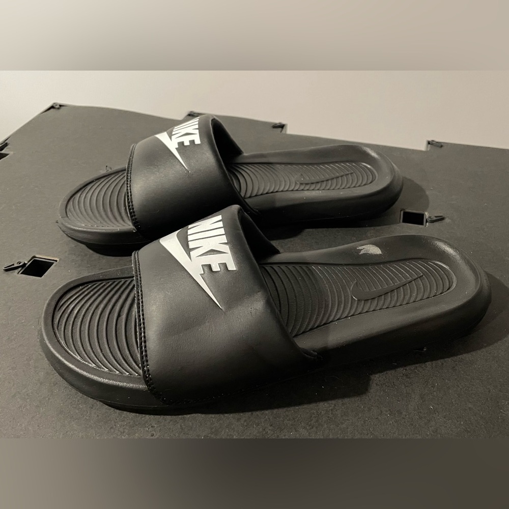 Nike men’s slippers size10, almost new